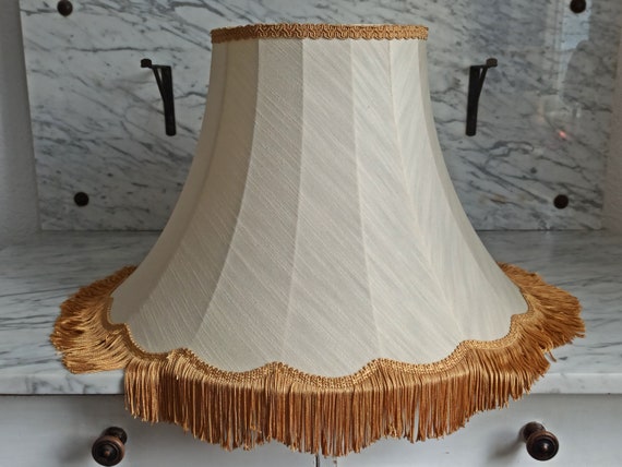VINTAGE Lampenschirm aus den 70er Jahren / altmodische Lampe / alter Schirm mit Fransen / Brocante / France