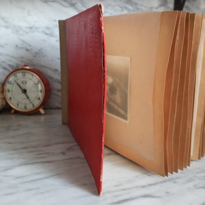 vecchio album fotografico / foto in bianco e nero / vecchie foto / album di famiglia / anni '40 / '50