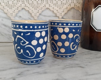 Vintage 2x Becher / nordische Kaffeebecher / Blau mit weißen Punkten