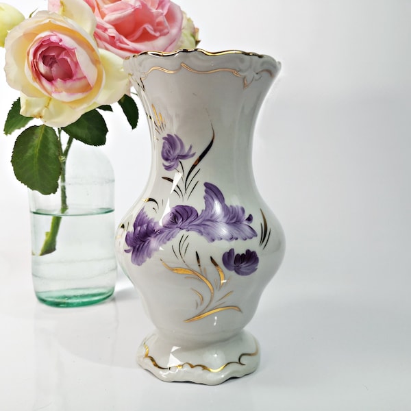 Vintage Vase  mit lila Blumendekor und Goldrand / handgemacht / mit Wellenrand