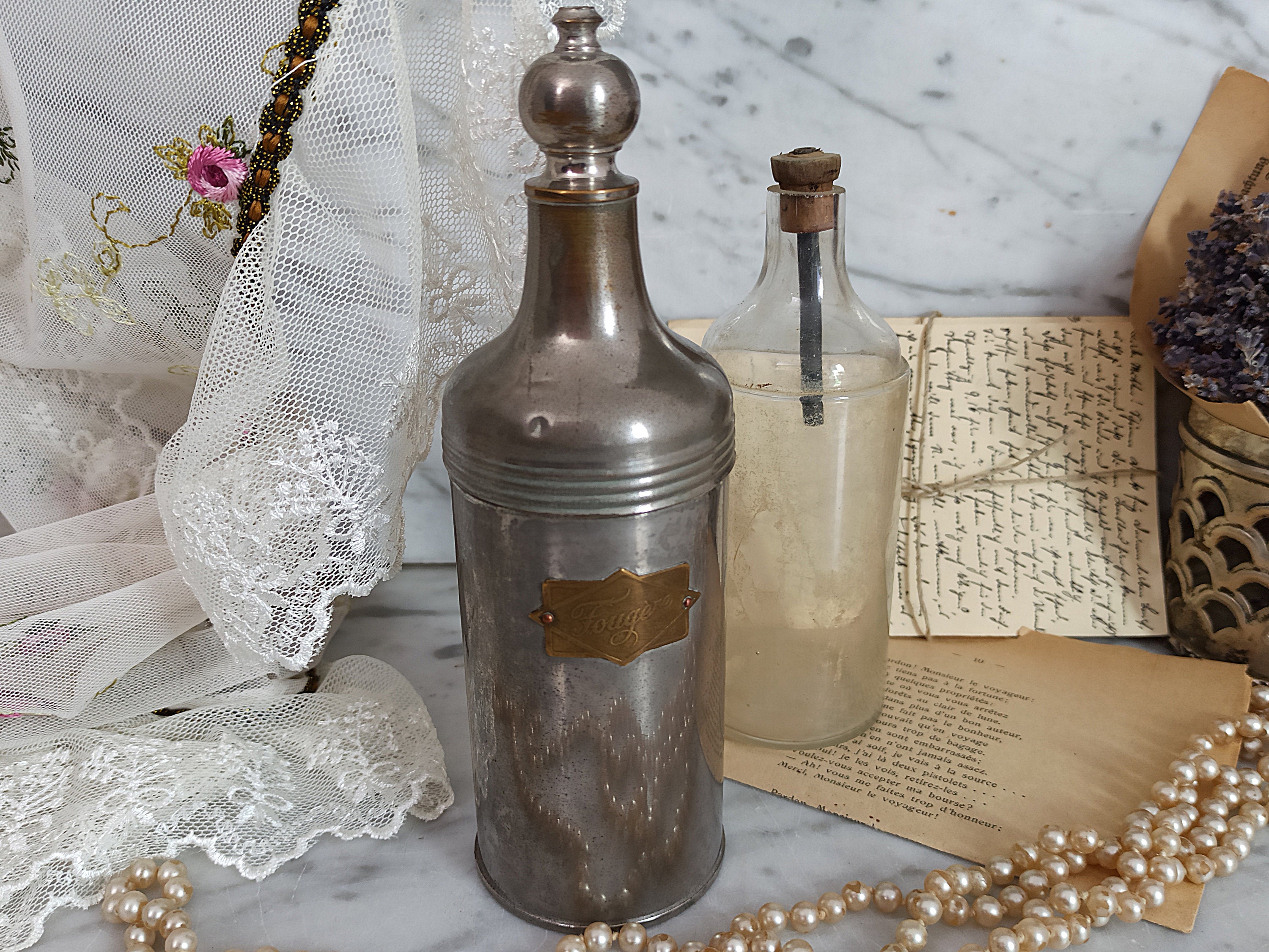 1900年初頭 英国製 アンティーク 香水瓶 箱付き 優美な装飾 1900年初頭 英国製 アンティーク 香水瓶 箱付き 優美な装飾