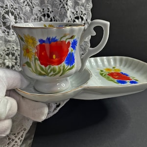 Vintage koffiekopje met gebaksbordje / Theekopje met theezakjeshouder / Koffiekopje en bordje met bloementransferdecoratie, klaproos, korenbloemen