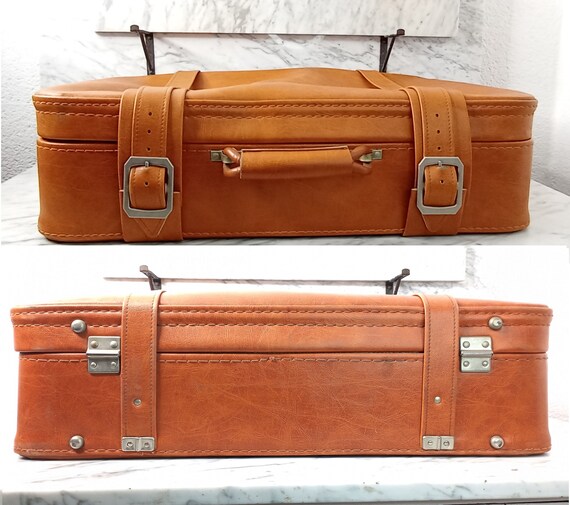 Valise Vintage Ouverte Pour Illustration Vectorielle De Voyage | Vecteur Premium