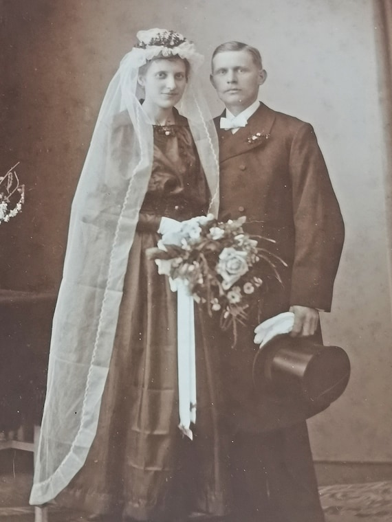 1900年代の古い結婚式の写真、写真の入った古い額縁、額縁付きの肖像画
