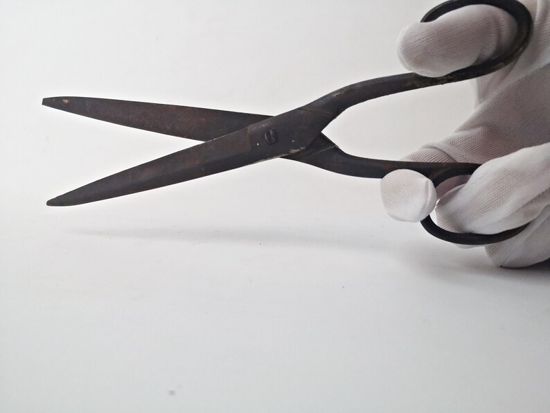 large rusty scissors / hatter / tailor's scissors / BROCANTE / around 1940 / vintage image 9