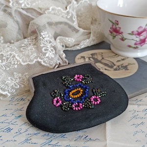 Portefeuille vintage / porte monnaie ancien / petit portefeuille brodé de perles