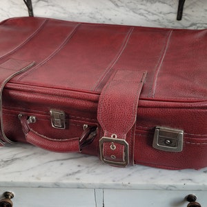 Vintage suitcase in RED - imitation leather - 1960s - red travel suitcase