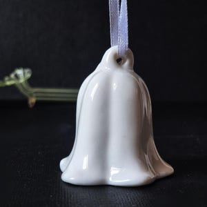 Small white bell-shaped ceramic flower pendant, 4.8 cm / 1.8"