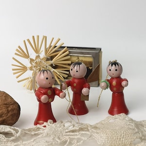 A) 3 small wooden figures in red gold for Christmas / angels / tree decorations hand-painted / folk art / miniature approx. 4.5 cm / pendant
