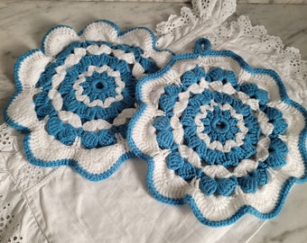 2 bunte Topflappen - ein Paar gehäkelte Topflappen blau + weiß - Handarbeit