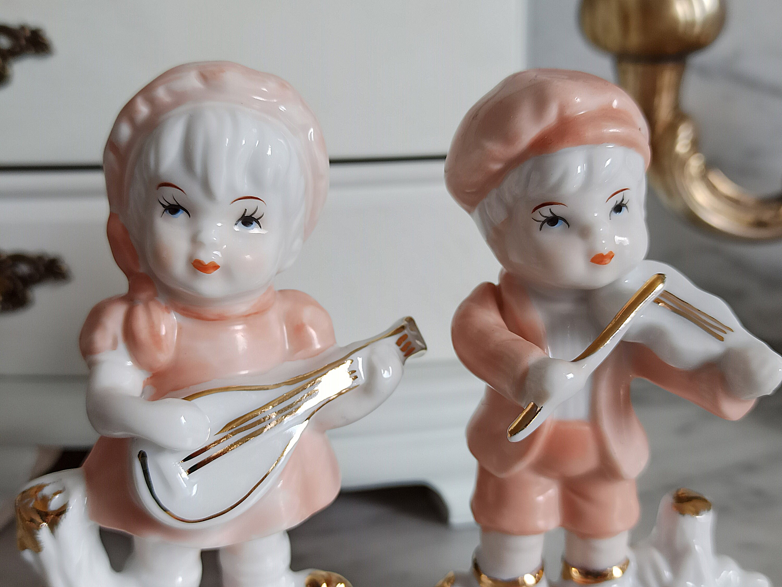 磁器の置物 2 体: 男の子と女の子 / 磁器の置物 / 90 年代 / キッチュ