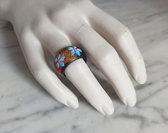 colorful finger ring / vintage statement ring made of plastic / 1990s / 2000s / Y2K / Ø 19 mm