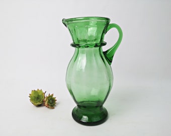 handgeformte Vase / Krug / Kanne aus grünem Glas / 1970er Jahre/ mundgeblasen / handgemacht / Pop Art | Glaskunst | freestyle / 21cm