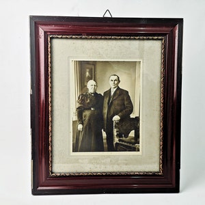 old photo from the 1920s / old frame with photograph / portrait with frame / framed picture / photography / stucco frame,