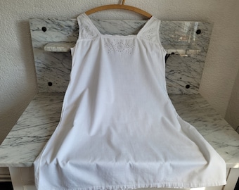 shabby Nachthemd aus weißem Leinen /  um 1900 / Lochstickerei u. kleines Monogramm / size L