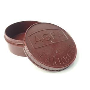 AGFA 製ネジ蓋付き小型缶 / ベークライト缶 / 蓋付き缶 / Ø 6.4 cm / 2.5&quot;