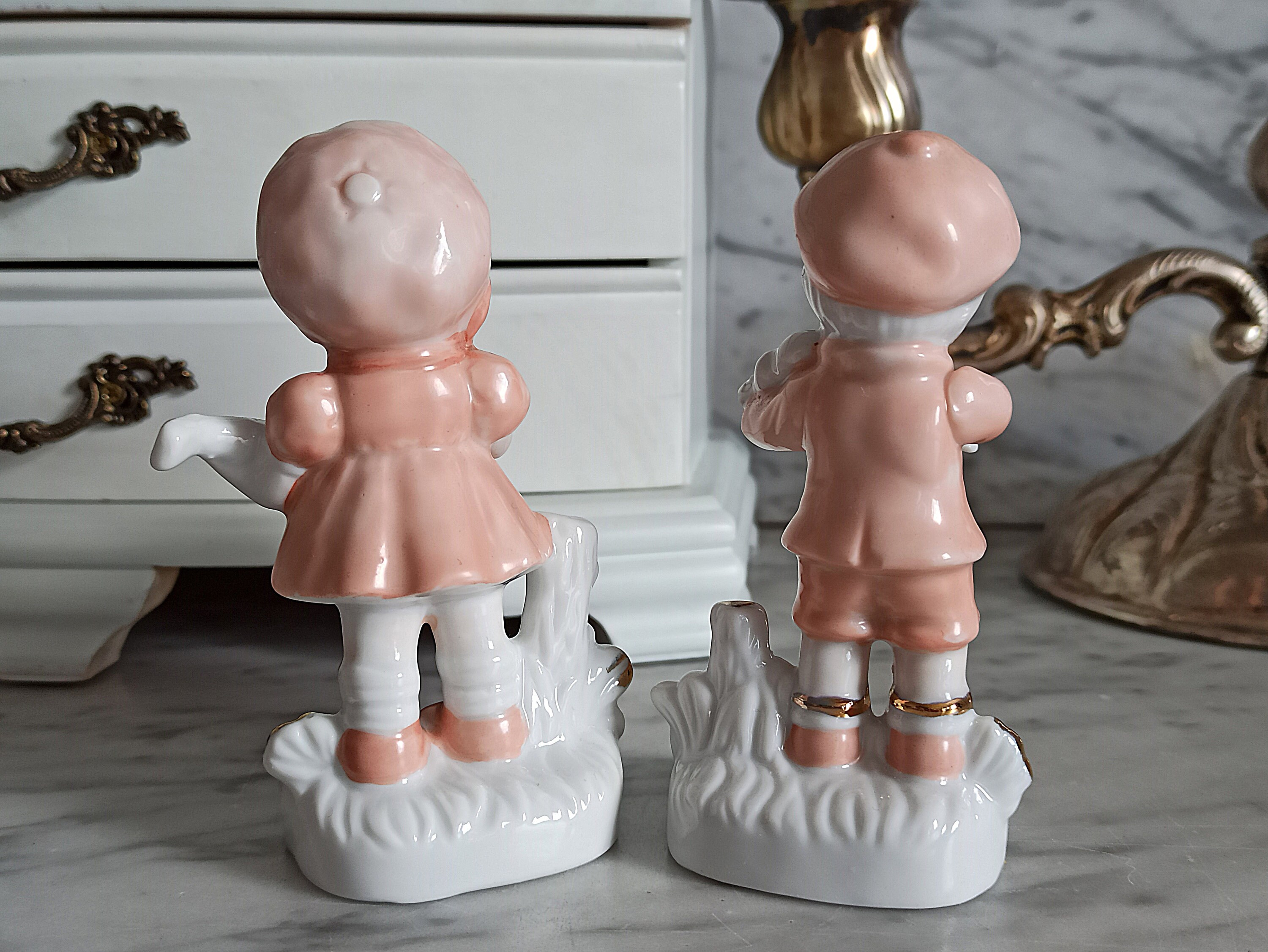 磁器の置物 2 体: 男の子と女の子 / 磁器の置物 / 90 年代 / キッチュ