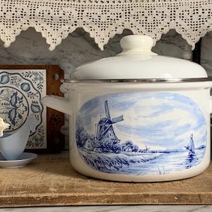 Vintage enamel pot / enamel pot with lid / retro cooking pot / Geithainer Made in Germany / windmill blue white