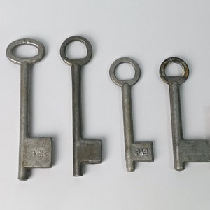 4 old keys - blanks made of aluminum - vintage keys - old technology