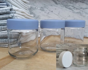 蓋付きの青、茶、緑のベルギー瓶 3 個。1970 年代のヴィンテージ