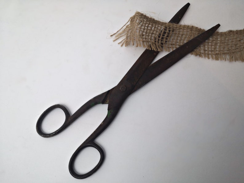 large rusty scissors / hatter / tailor's scissors / BROCANTE / around 1940 / vintage image 2