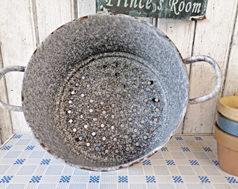 Enamel steamer / steamer / colander / sieve / colander / gray enamel pot / planter / plants in the vintage garden