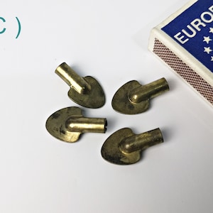 Può includere: Quattro tappi per bottiglia in metallo dorato a forma di punta di freccia.