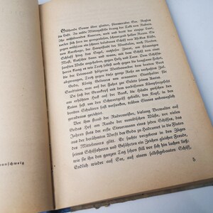 May include: A page from a vintage book with black text on a cream-colored background. The text describes a ship sailing on the sea. The text includes the words "Gi&uuml;hende Sonne" and "Godas, K&ouml;nig Gelimers".