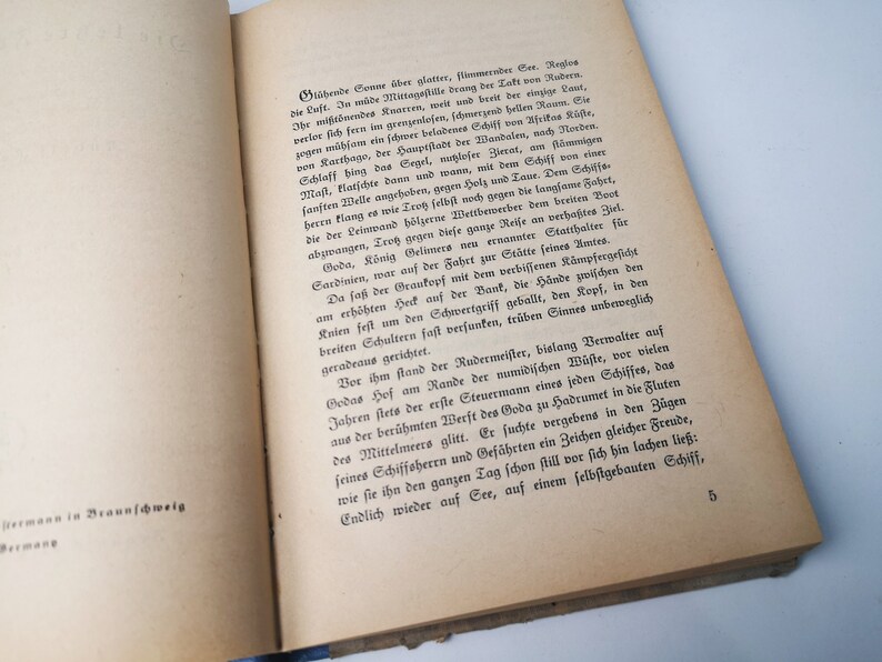 May include: A page from a vintage book with black text on a cream-colored background. The text describes a ship sailing on the sea. The text includes the words "Gi&uuml;hende Sonne" and "Godas, K&ouml;nig Gelimers".
