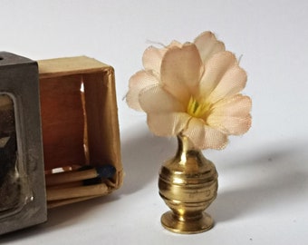 Miniatur Vase für das Puppenhaus  / Sammelfigur aus Messing / Figur für den Setzkasten / Spielzeug für die Puppenstube