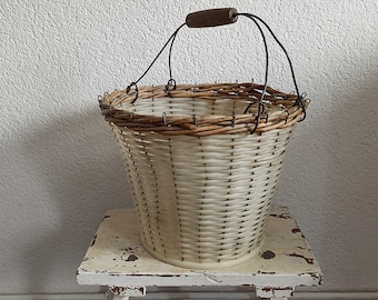 old basket / reading basket / harvest basket / gardening