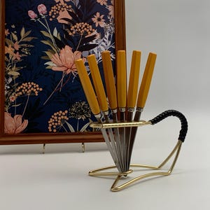 Vintage Obstmesser mit Bakelit-Griffen / Käsemesser im Block / kleine Messer mit Halter / Mid Century / Butterscotch Bakelite, Alu eloxsiert