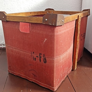 oude transportdoos van karton / stapelbak / krat / industrieel