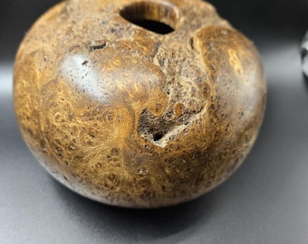 Escultura hueca de madera de nudo: arte rústico de madera con bordes naturales
