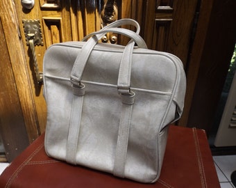 Vintage retro creme faux leather gym bag travel case of fabric that zippers shut with plastic handle