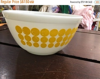 25% OFF Vintage yellow polka dot Pyrex 402 mixing bowl small size kitchen collectible