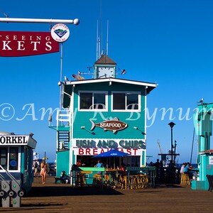 Fish & Chips si trova sul molo sotto il cielo blu, Avalon, Isola Catalina, California del sud. Fotografia di viaggio d'arte, stampa su tela o su carta