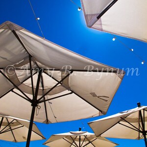 Pranzo sotto un bel cielo azzurro, ombrelloni bianchi, giornata estiva, caffè, California. Fotografia di viaggio d'arte, stampa su tela o su carta