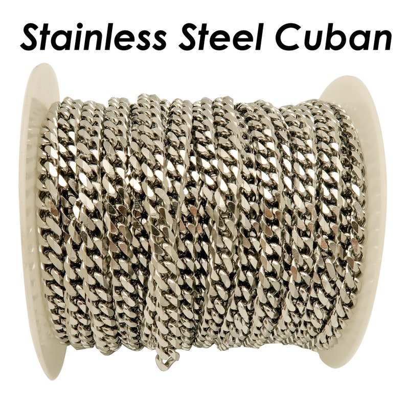 Op de afbeelding: Een spoel met roestvrijstalen Cubaanse ketting. De ketting is zilverkleurig en opgerold rond een witte plastic spoel. De woorden "Stainless Steel Cuban" staan in het zwart bovenaan de afbeelding.