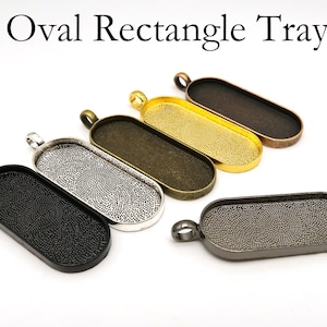 Peut inclure: Cinq plateaux ovales en métal avec une surface texturée. Les plateaux sont de différentes couleurs : noir, argent, bronze, or et gris anthracite. Chaque plateau a une boucle en haut pour l’accrocher.