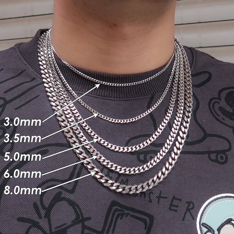 Op de afbeelding: Een display van zilveren gourmetkettingen in verschillende breedtes: 3,0 mm, 3,5 mm, 5,0 mm, 6,0 mm en 8,0 mm. De kettingen worden getoond op een nek, waarbij de verschillende maten en stijlen van de sieraden worden getoond.