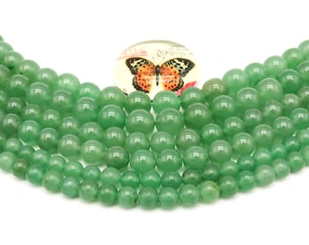 Op de afbeelding: Een streng ronde, groene jade kralen. De kralen zijn glad en gepolijst en zijn gerangschikt in een cirkelvormig patroon. De kralen zijn ongeveer 8 mm in diameter.