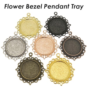 Può includere: Sei diversi vassoi per ciondoli con cornice a fiore in oro, argento, nero, bronzo, rame e oro rosa. Ogni vassoio ha un design floreale decorativo attorno al bordo.