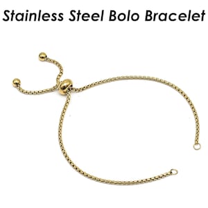 Op de afbeelding: Een gouden roestvrijstalen bolo-armband met een schuifgesp. De armband is gemaakt van een kettinglinkontwerp.