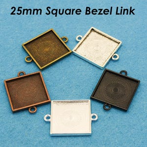 Könnte beinhalten: Fünf quadratische 25-mm-Fassungsglieder, die in einem Kreis angeordnet sind. Jedes Metallteil verfügt über ein zentrales, kreisförmiges Texturmuster und zwei kleine Ösen an gegenüberliegenden Seiten. Erhältlich in Antikbronze, Silber, Kupfer, Schwarz und Silber.