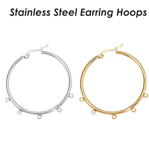 Puede incluir: Dos pares de aros para pendientes de acero inoxidable. Un par es plateado y el otro dorado. Cada aro tiene cinco pequeños anillos de salto que cuelgan.