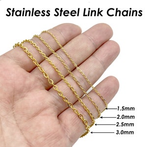 May include: Four gold-colored stainless steel link chains of different thicknesses, laid out on a hand. The chains are labeled with their thicknesses in millimeters: 1.5mm, 2.0mm, 2.5mm, and 3.0mm.
