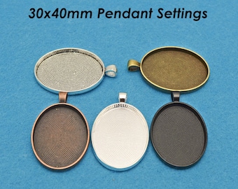 Puede incluir: Cinco ajustes de colgante en diferentes acabados. Los ajustes son de 30 mm por 40 mm y tienen una superficie texturizada. Los ajustes son de plata, oro, negro, cobre y un acabado de plata cepillada.