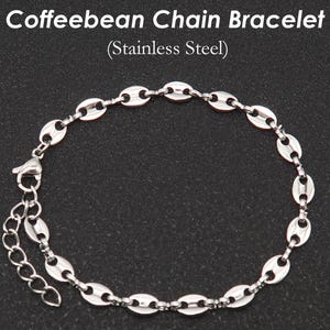 Könnte beinhalten: Ein silbernes Kaffebohnen-Kettenarmband aus Edelstahl.