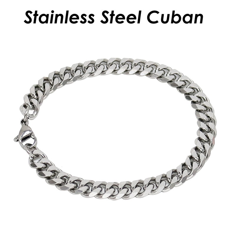 Op de afbeelding: Een zilveren Cuban link armband van roestvrij staal. De armband heeft een reeks in elkaar grijpende, afgeronde schakels. De tekst "Stainless Steel Cuban" staat bovenaan de afbeelding.